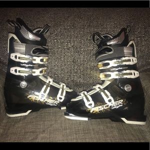 Fischer 7.5 ski boots. Originally $500! Like new